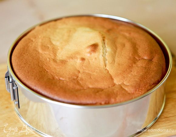 Готовый бисквит перевернуть дном вверх на решетку и дать полностью остыть.