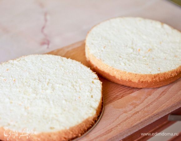 Разрезать бисквит на две части.