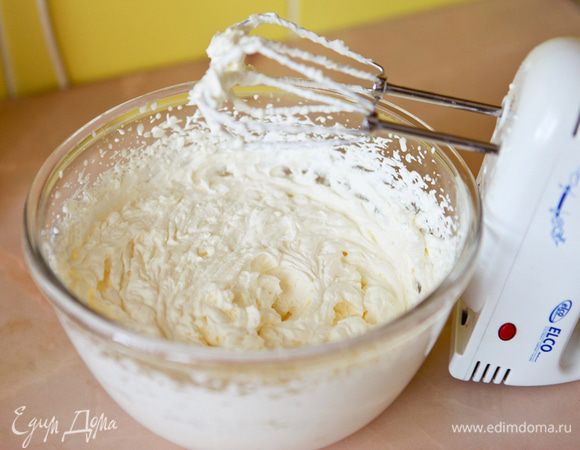 Взбить сливки, ванильный сахар и сахарную пудру миксером.