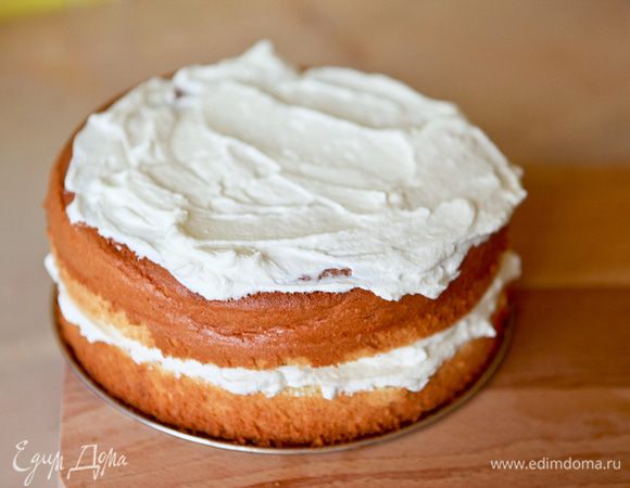 Тщательно промазать коржи кремом. 