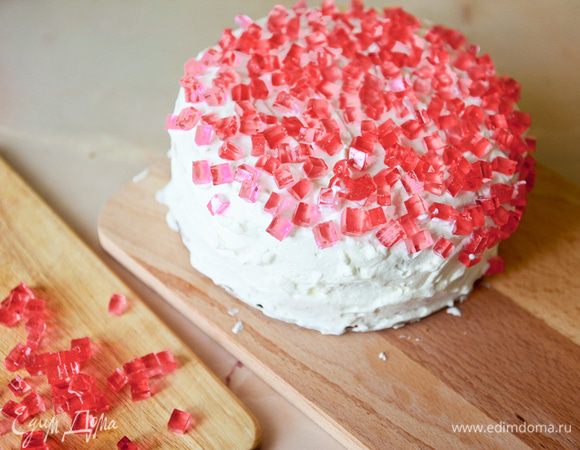 Украсить торт желейными кубиками.
