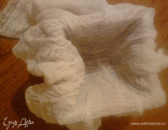 Специальную форму для пасхи ( предварительно замоченную в воде) или емкость с дырочками выстелить марлей.