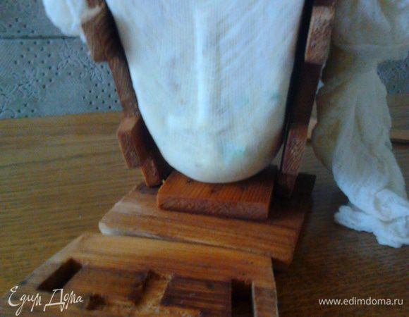 Через 5-6 часов, когда жидкость стечет, отправить пасху в холодильник.Через сутки перевернуть и украсить.