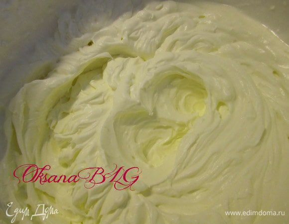 Сливки взбить с сахарной пудрой.