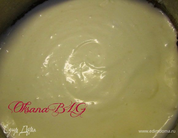 Желатин залить горячей водой (100 мл.) хорошо перемешать, дать постоять 5-7 минут, чтобы разошлись все крупинки. желатин ввести в крем, взбить.Крем разделить на 4ре части. В одну добавить ванилин.