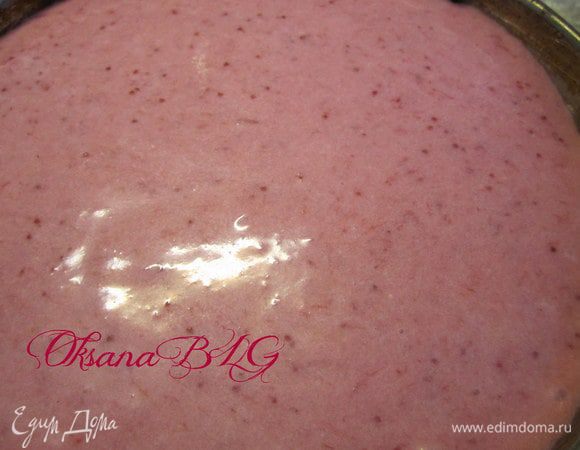 Клубничный крем. Накрыть коржом. Поставить в холодильник на 2-3 часа.