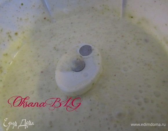 оставшийся крем немного подогреть, чтобы он опять стал жидким, взбить в блендере, добавить фисташки.