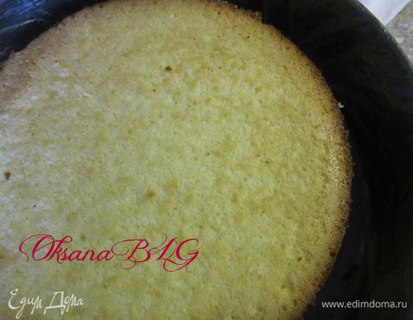 Торт достать из формы, поместить в форму большего размера, примерно на 4 см. Бока и дно формы закрыть пищевой пленкой.