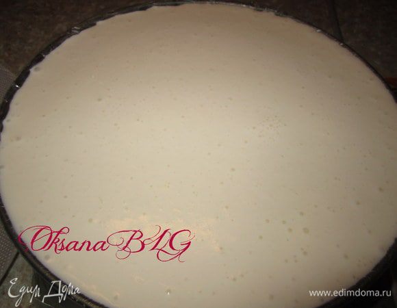 Приготовить сметано- творожный крем: Сметану, творог , сахар взбить в блендере. Желатин залить горячей водой, дать постоять 5-7 минут. Добавить желатин, взбить. Залить крем в форму. поставить в холодильник на 2-3 часа.