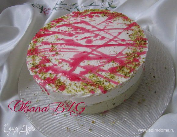 Полить клубничным сиропом и посыпать фисташками.