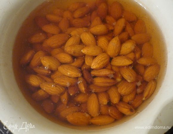 Миндаль пару минут подержать в кипящей воде, остудить, очистить от кожицы