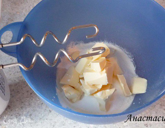 Для теста положить муку в глубокую емкость, добавить остальные ингредиенты и при помощи миксера и насадки для теста смешать вначале на низкой скорости, затем на высокой.