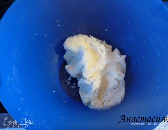 Затем тесто еще руками замесить. Если тесто липкое, то завернуть в пищевую пленку и положить ненадолго в холодильник.