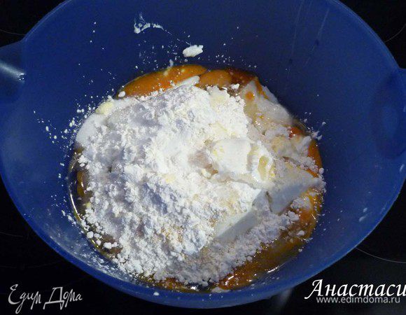 Тем временем смешать для начинки творог, яйца, сахар, соль, ванильный сахар, лимонную цедру и смесь для пудинга до однородного состояния. Абрикосы откинуть на сито, чтоб стек сок. Малину
перебрать и промыть.