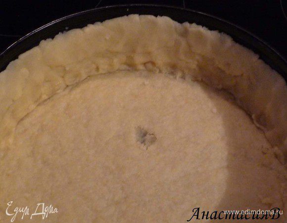 Оставшуюся половину теста скатать руками в жгут и сформировать бортик в разъемной форме см 3-4 высотой.