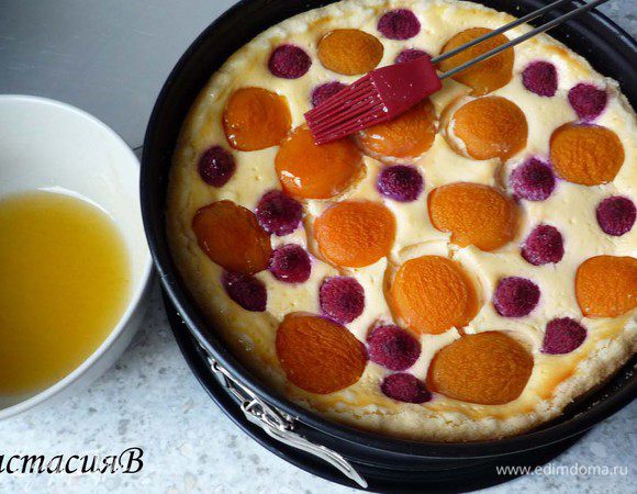 Вскипятить абрикосовое варенье и воду. Если есть кусочки абрикосов, то пропустить через сито, и намазать на пирог.