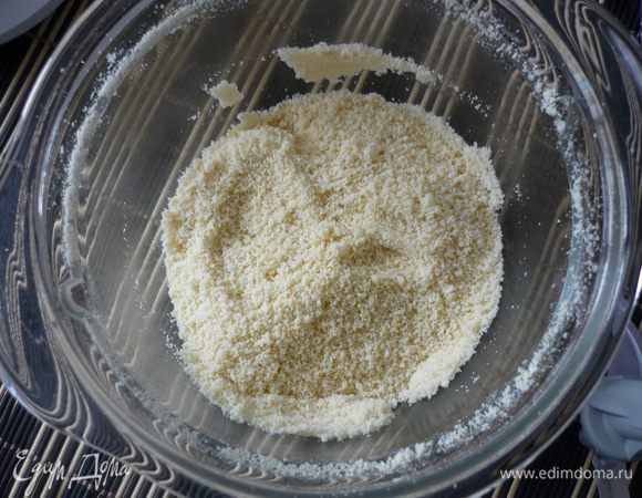 Подсушить в духовке 15-20 минут, измельчить в муку (я измельчала в блендере)