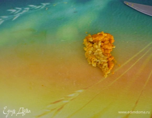 Имбирь натереть на мелкой тёрке, снять цедру с апельсина. 