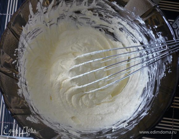 Размягчённое сливочное масло венчиком взбить с сахаром.