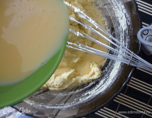 Яйца немного взбить и тонкой струйкой влить в тесто.