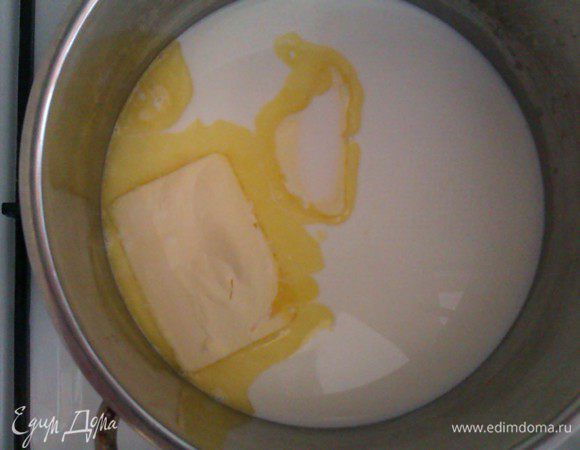 Воду с молоком и маслом поставить на огонь, довести до кипения.

