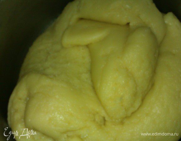 Убавить огонь до минимума.

В кипящую воду всыпать сразу всю пшеничную и ореховую муку.
Мешать тесто до гладкой консистенции минуты 2. Оно само начнет формироваться в шар и отставать от стен посуды.

