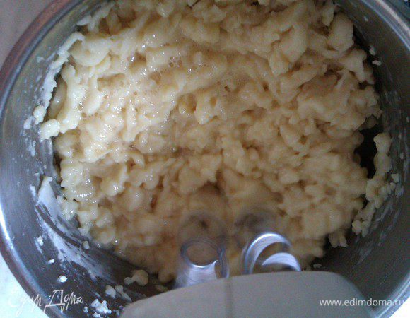 Снять с огня. Остудить минут 8.

Далее вводим по одному яйца. Вводим-перемешиваем до однородности. Возможно, достаточно будет и 8 яиц на данное количество теста. У меня получилось 9. Может, потому что не были крупными.

