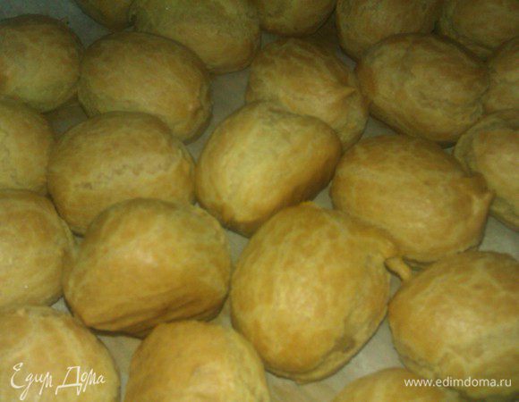 Тесто готово. С помощью кондитерского мешка на бумаге для выпечки сформировать нужную форму эклеров. У меня получились маленькие овальчики. 

В моей духовке эклеры выпекались 45 минут при темп 180 гр

В результате того, что я добавила ореховую муку, мои эклеры не сильно увеличились в объеме, но все равно поднялись хорошо и внутри , как положено, были пустышками.


Готовим крем:

Измельченные орехи смешать с молоком и варить на медленном огне минут 15-20.
Желтки смешать с сахаром. Добавить ложек 5-6 горячего орехового молока, размешать. Полученную массу влить в молоко и, постоянно помешивая венчиком варить до густоты.
Снять с огня, добавить Бейлис, перемешать и поставить в холод.
