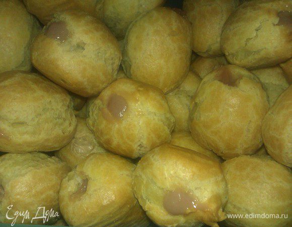 С помощью кондитерского шприца начинить кремом эклеры.