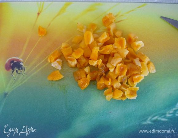 Изюм и курагу вымыть. Курагу измельчить. Добавить сухофрукты в тесто вместе с ликёром и изюмом. У меня ликёра не было, поэтому я соединила 2 ст.л коньяка, сок половинки апельсина и 3 ст. ложки жирных (38%) сливок