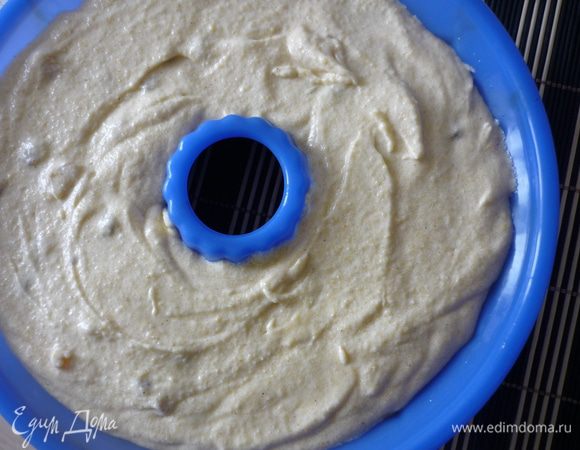 В разогретую до 160 градусов духовку поместить форму с тестом. Я использовала силиконовую, предварительно сбрызнув её водой. Выпекать в течение 1 часа. Потом закрыть форму листом фольги и поставить в духовку ещё на 1 час.