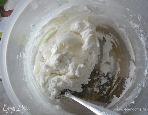 Для глазури охлаждённые белки взбить с лимонным соком, продолжая взбивать постепенно добавить пудру. 