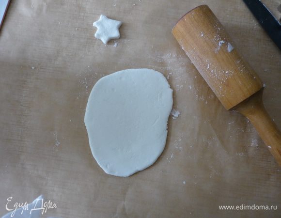 Получившуюся массу раскатать осторожно на бумаге для выпечки в тонкий пласт, накрыть кекс. У меня получилось закрыть кекс с помощью трёх блинчиков глазури.