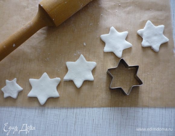 Из оставшейся глазури я вырезала звёздочки для украшения
