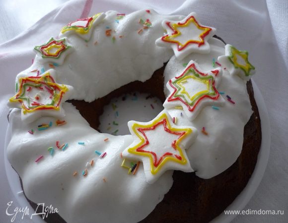 Разместить звёздочки на глазури. Звёздочки мы разрисовали сахарными карандашиками. Посыпать кекс разноцветной посыпкой. 