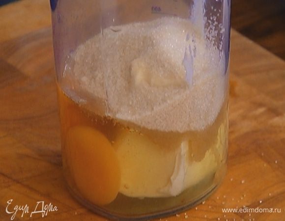 Яйца взбить с предварительно размягченным сливочным маслом и сахаром в однородную массу.