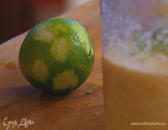 Добавить соль, цедру и сок лайма.