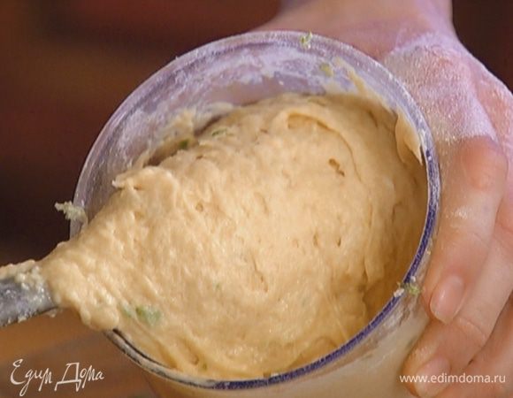 Небольшими порциями ввести муку, каждый раз перемешивая.