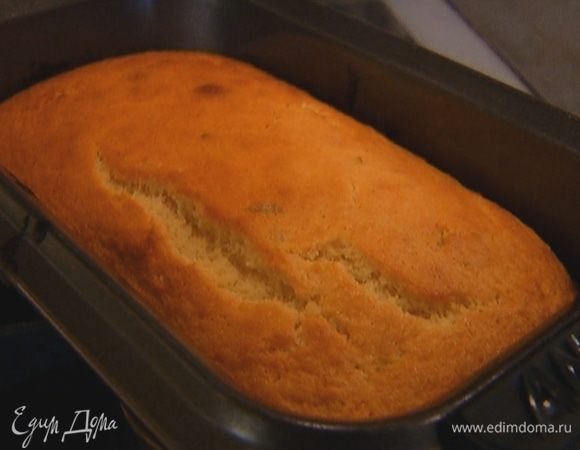 Выложить тесто в форму для выпечки, разровнять и отправить в разогретую духовку на 20–25 минут.