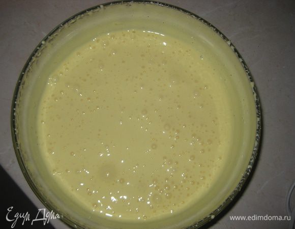 Готовим бисквит: для этого яйца взбиваем с сахаром до увеличения массы в несколько раз, загустения и посветления.