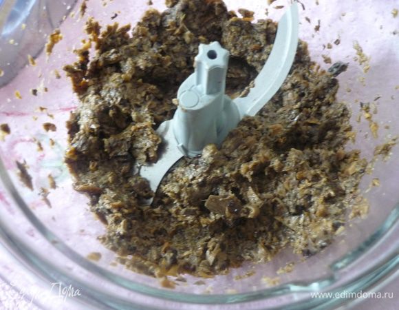 Бульон слить и сохранить. Грибы измельчить в блендере.