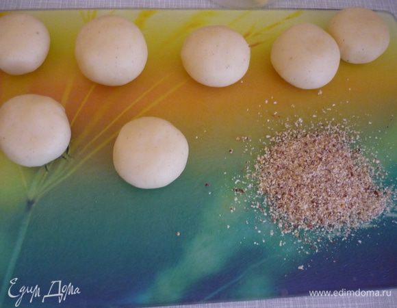 Накатать шарики, запанировать в миндальной крошке. 