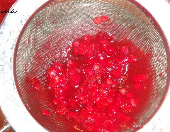 Протрите ягоду через сито. У меня  получилось приблизительно 600 мл. густого сока. Оставшийся жмых не выкидывайте.
