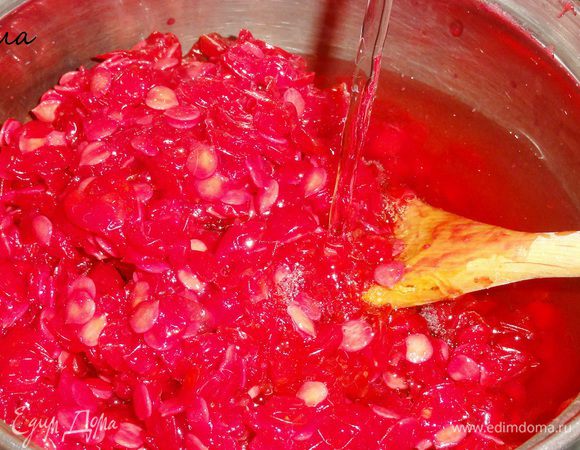 Залейте жмых с косточками холодной водой. Кстати форма косточки у калины имеет форму сердечка) Больше такой формы нет ни у одного растения!