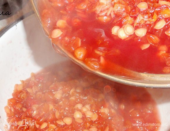 Перелейте через сито отвар в другую емкость. Теперь жмых можно выкинуть.