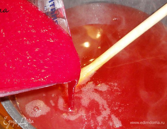 Вылейте сок в отвар, добавьте оставшийся сахар. Если вы любите послаще, то можно положить еще сахара или меда. 