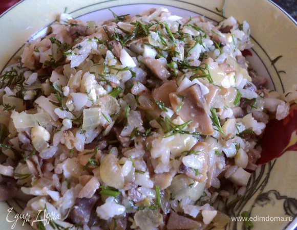 Отварить яйцо, почистить и мелко порезать. Смещать грибы, отваренный рис и рубленные яйца, перемешать, посолить по вкусу, я добавила немного мелко порезанного укропа.