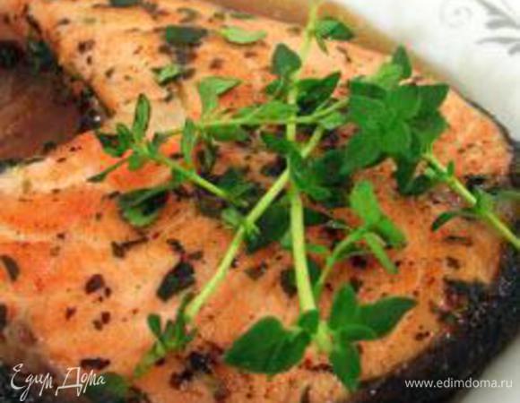 стейки помыть, обсушить, натереть солью.

смешать вино, соевый соус, лимонный сок, оливковое масло, прованские травы. обмазать рыбу маринадом и оставить где-то на часок, каждые 15 минут переворачивая.

разогреть оливковое масло, обжарить рыбу минуты по 4 с каждой стороны, потом вылить на сковородку оставшийся маринад, прогреть и выключить!

подавать со свежим салатом, полив соусом из сковородки!