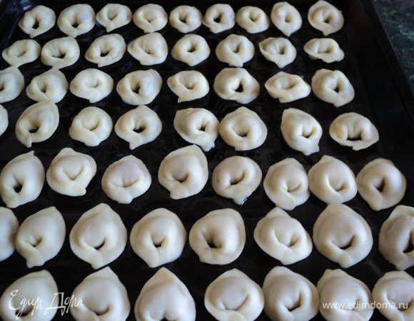 Положить на каждый квадратик немного начинки и сформировать пельмени. Из указанного количества теста и начинки получается примерно 100шт пельменей.