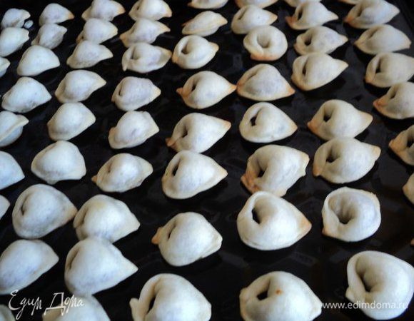 Противень смазать маслом и уложить на него одним слоем кундюмы
и испечь в духовке при температуре 170 градусов 12-15мин.
